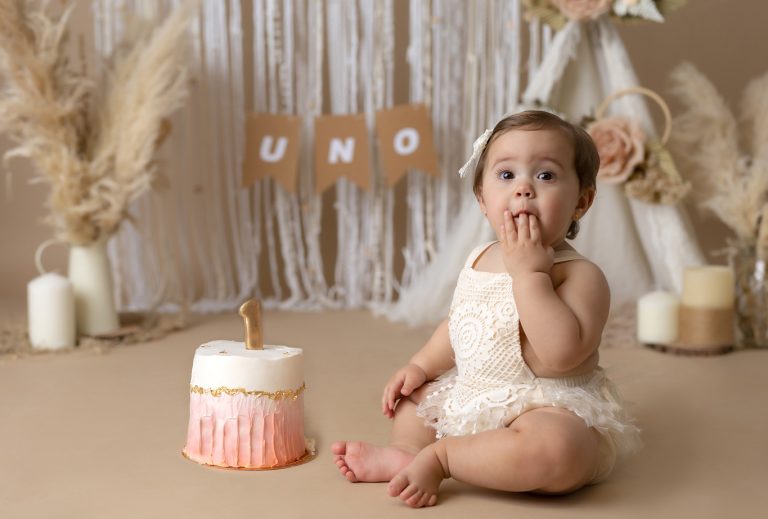 niña smash cake comiendo pastel