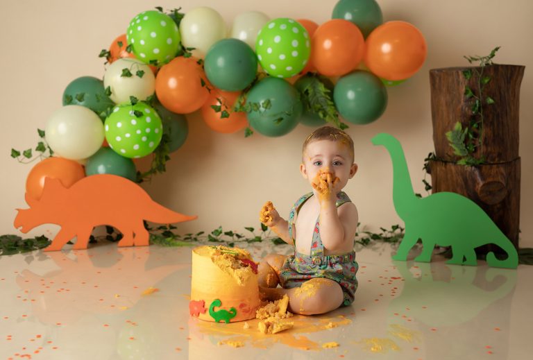 bebé comiendo pastel en su primer cumpleaños